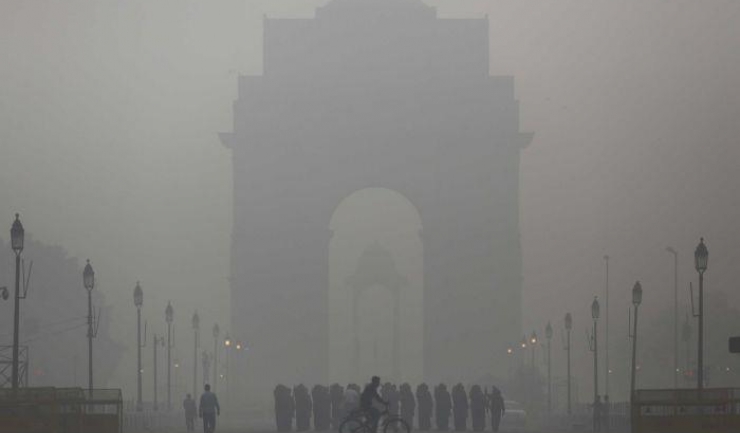 Străzile din New Delhi sunt învăluite de o pătură de ceață groasă, cauzată de poluare