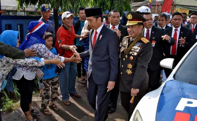 Președintele Indoneziei, Joko Widodo, a mers doi kilometri prin mulțime pentru a ajunge la o paradă militară