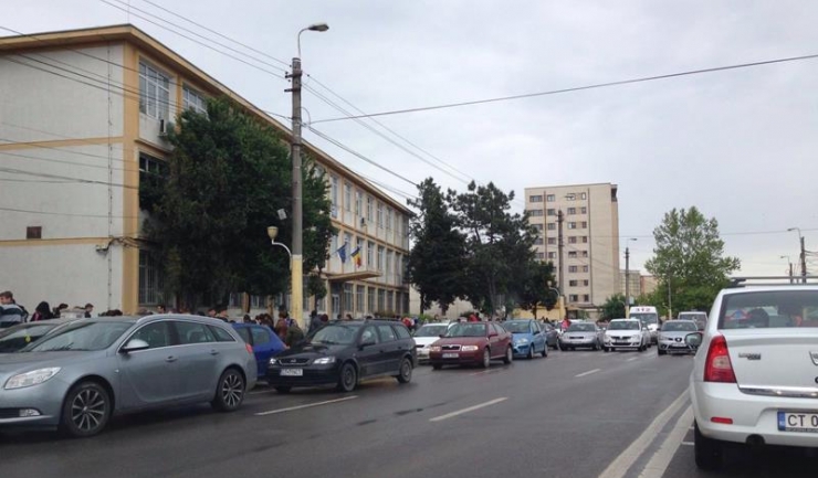 Așa arată strada Dezrobirii zilnic, în jurul prânzului, în apropierea Școlii Gimnaziale nr. 23