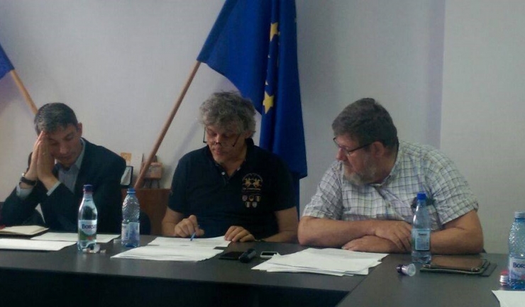 Parlamentarii PSD Tit-Liviu Brăiloiu (centru) și George Vișan (stânga) au discutat cu președintele Confederației Naționale Sindicale „Cartel Alfa”, Bogdan Hossu (dreapta), despre proiectul legii salarizării unitare
