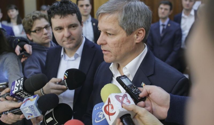 Fostul premier Dacian Cioloş i-a transmis liderului USR, Nicuşor Dan, să nu-i mai folosească numele şi să-şi rezolve problemele interne din partid (sursa foto: s.iw.ro)