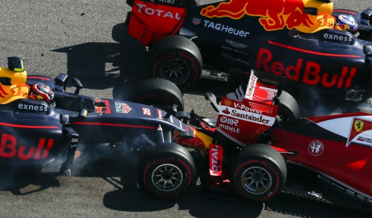 Ciocnirea de la Soci dintre Kvyat (nr. 26) și Vettel