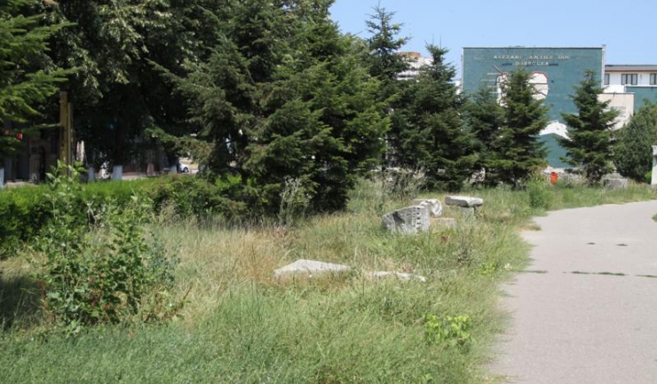 În urma unui litigiu, parcul din apropierea Primăriei a rămas abandonat. Nici măcar iarba nu a mai fost tăiată.