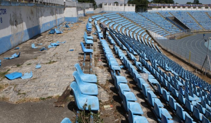 În timp ce liberalii și social democrații se ceartă, stadionul „Farul“ se degradează pe zi ce trece