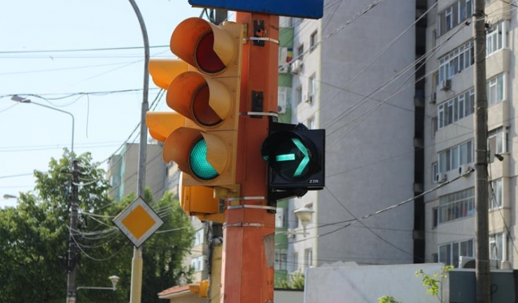 Conform autorităților, decizia de a înlocui semafoarele a fost luată în urma unor reglementări din Codul Rutier