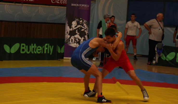 Florin Gheorghe (echipament roșu) a cucerit medalia de bronz la categoria 71 kg
