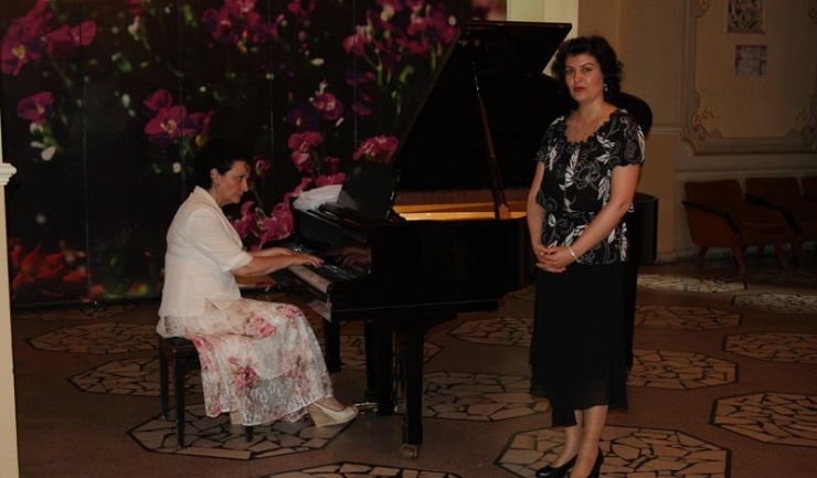 Profesoara Maria Stîngă, la preselecțiile regionale din foaierul Teatrului „Oleg Danovski”, acompaniată la pian de Alina Mavrodin