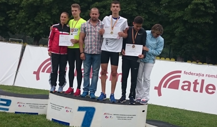 Armando Iulian Dobrescu (tricou alb), atlet legitimat la CS Axiopolis Sport Cernavodă, a devenit campion național la juniori 3 în proba de 200 de metri