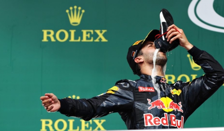 Daniel Ricciardo a sărbătorit în stil personal victoria de la Sepang: a băut șampanie pe podium din gheata pe care tocmai o descălțase!!!