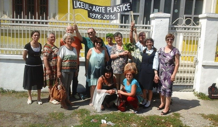 Absolvenții și diriginta Teodora Diaconescu, în fața fostului sediu al Liceului de Arte Plastice, situat pe strada Petru Vulcan nr. 100