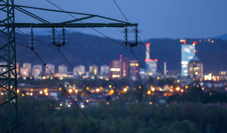 Piața de electricitate din România continuă să fie dominată de contractele pe termen scurt, cu prețuri volatile