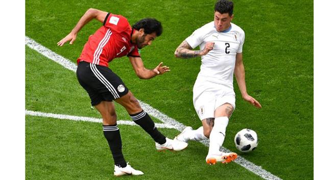 Fundaşul Jose Maria Gimenez (în alb) şi-a făcut datoria în defensivă, marcând şi golul victoriei pentru Uruguay (sursa foto: Facebook FIFA World Cup)