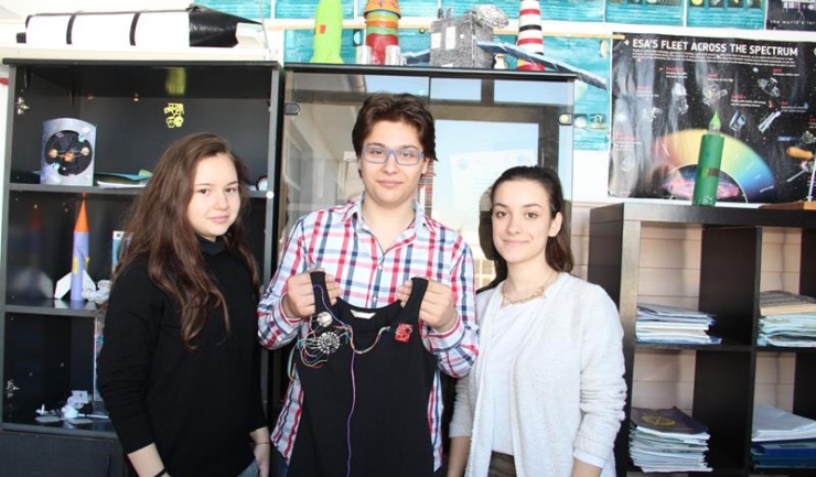 Realizatorii proiectului „Haine biometrice - BAC (Biometric Autonomous Clothes)”: elevii Alexandru Mîndra, Ioana Bărbuliceanu și Andreea Ghena, din clasa a X-a.