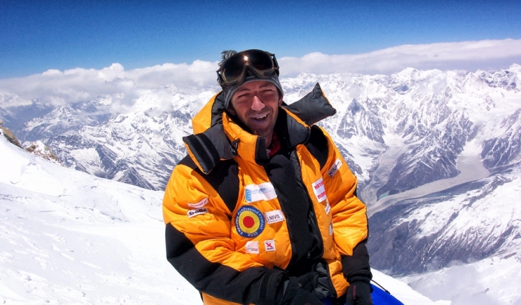 Horia Colibășanu a cucerit vârful Everest (8.848 metri), din Munţii Himalaya, stabilind o premieră naţională după ce a urcat pe cel mai înalt vârf de pe Pământ fără şerpaşi sau oxigen suplimentar