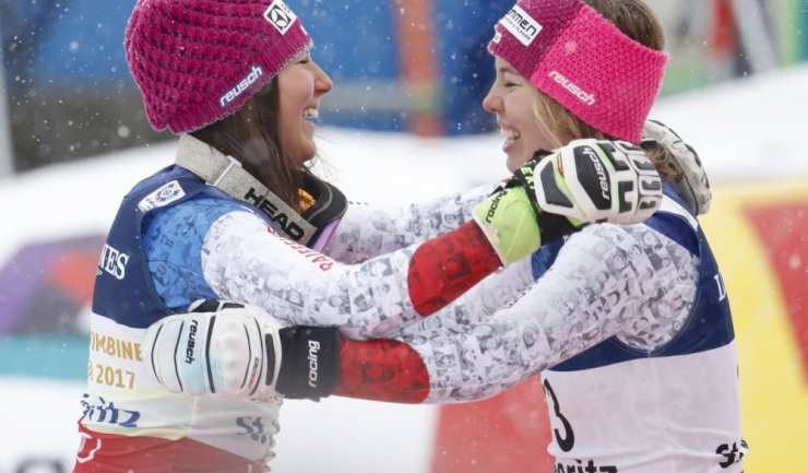 Wendy Holdener (stânga) și Michelle Gisin se felicită reciproc pentru medaliile cucerite la St. Moritz