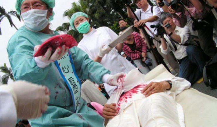 Medicii chinezi sunt acuzați că recoltează organele pe viu