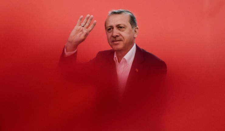 Victoria obținută la referendumul de luna trecută privind trecerea la sistemul prezidențial îi permite lui Erdogan să fie și șefului statului, și al unui partid politic.