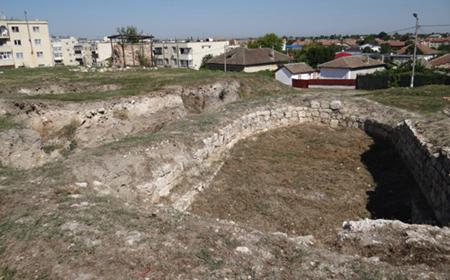 Castrul roman Carsium, situat pe teritoriul localității Hârșova, a fost întemeiat de împătatul Traian în anul 103