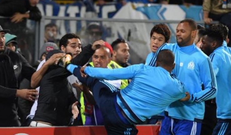 Momentul în care Evra execută un procedeu de arte marțiale pentru a se răfui cu un suporter al lui Olympique Marseille