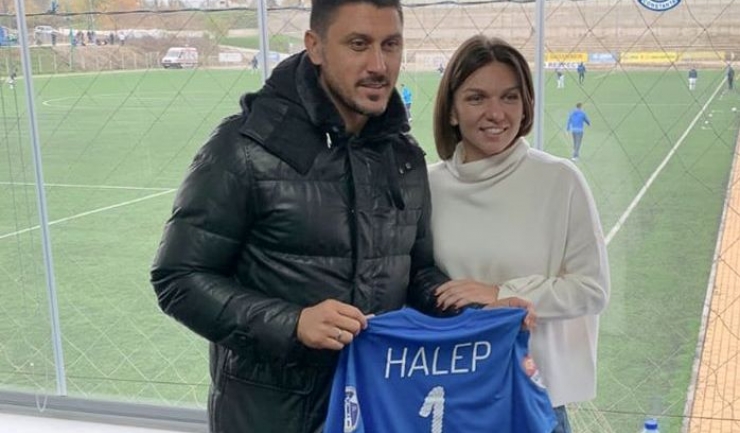Ciprian Marica i-a oferit Simonei Halep un tricou personalizat (sursa foto: Facebook FC Farul Constanța)