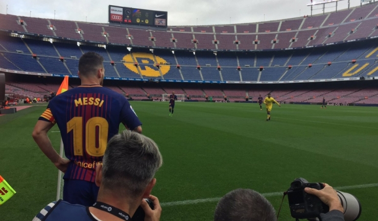 Lionel Messi e gata să execute un corner în meciul cu Las Palmas, însă doar sub privirile fotografilor prezenți pe Camp Nou, tribunele fiind goale