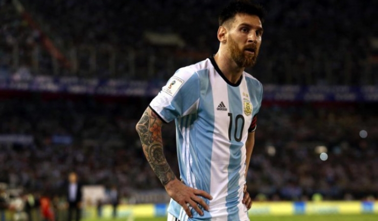 Lionel Messi a fost suspendat pentru patru meciuri după injuriile aduse brigăzii de arbitri în timpul şi la finalul partidei Argentina - Chile