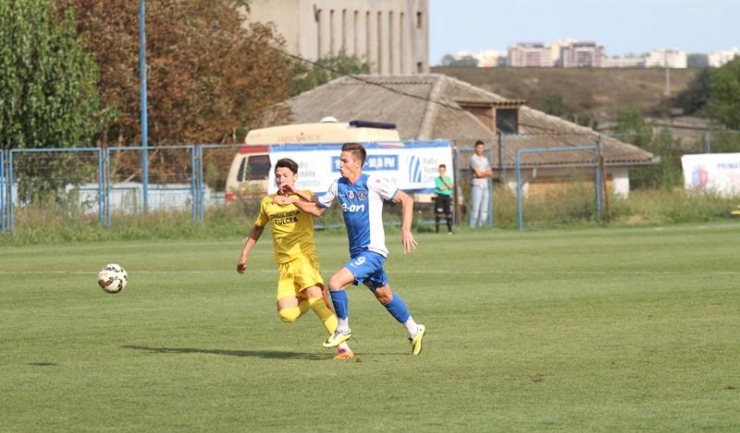 În vârstă de 19 ani, Iulian Carabela (în galben) este dorit de FC Farul pentru a acoperi banda stângă a defensivei