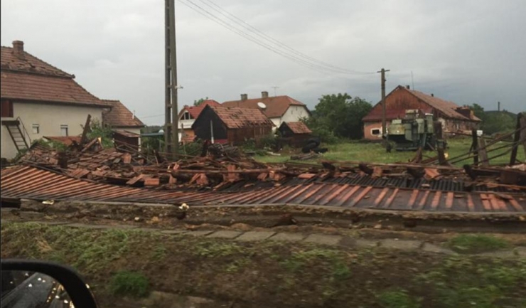 Oamenii din satele Cuci şi Dătăşeni, judeţul Mureş, spun că o tornadă a distrus, duminică seara, acoperişurile a peste 300 de case (sursa foto: comisarul.ro)
