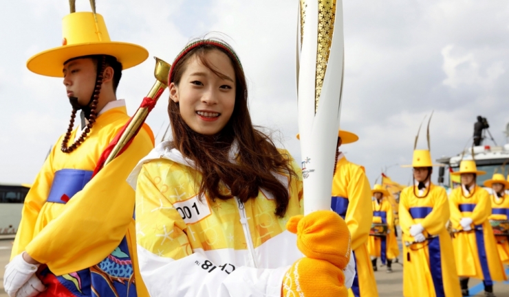 Flacăra olimpică și-a început miercuri periplul de câteva luni prin Coreea de Sud