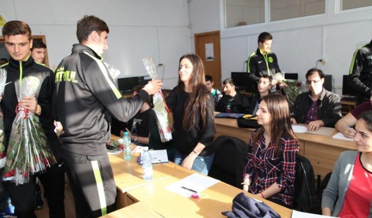 Jucătorii de la FC Viitorul au oferit flori și studentelor de la Universitatea „Ovidius” din Constanța