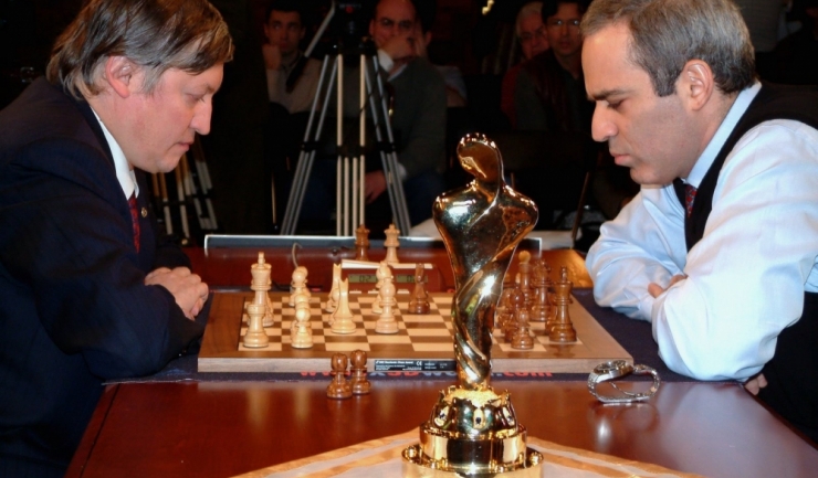 Anatoli Karpov (stânga) a fost campion mondial la șah între 1975 și 1985, fiind detronat de marele său rival, Gari Kasparov