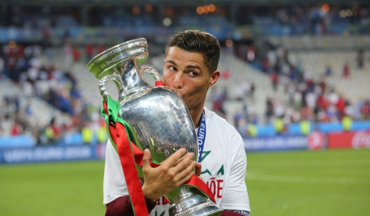 Cristiano Ronaldo, campion european cu Portugalia în această vară, este mare favorit să primească „Balonul de Aur” 2016