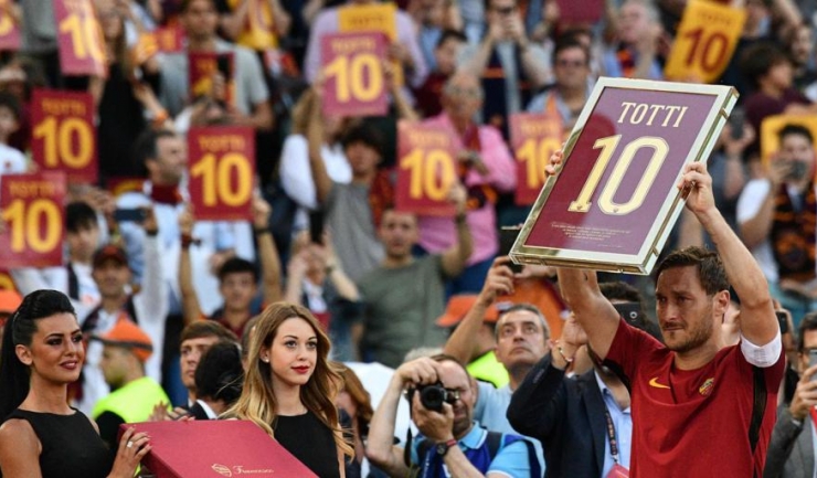 Francesco Totti s-a despărțit în lacrimi de publicul care l-a iubit enorm de-a lungul carierei sale de fotbalist, petrecută doar la AS Roma