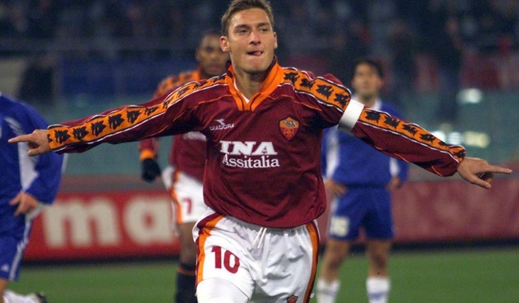 Francesco Totti a jucat de-a lungul carierei sale doar pentru AS Roma și pentru echipele naționale ale Italiei