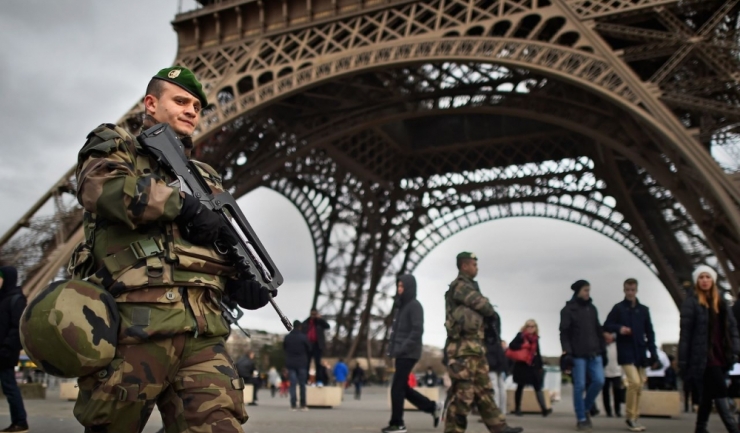 Soldații francezi vor continua să patruleze pe străzile din Paris
