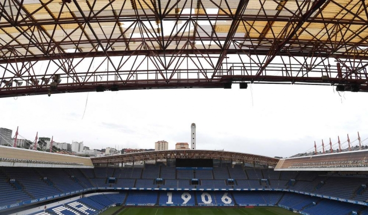 Spectatorii ar fi fost în pericol, după ce acoperișul stadionului El Riazor a fost grav afectat de furtună