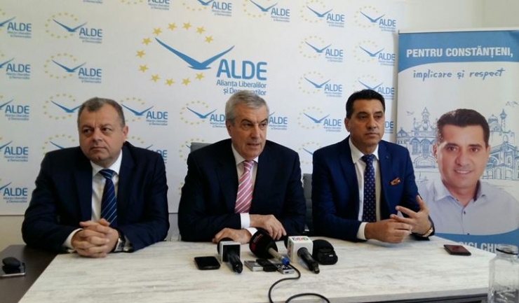 Gigi Chiru (dreapta) a fost lansat în cursa pentru Primăria Constanța de președintele ALDE, Călin Popescu-Tăriceanu, și de președintele organizației județene Constanța a ALDE, Mircea Banias (stânga)