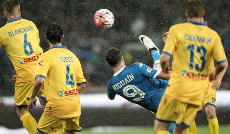 Gonzalo Higuain și-a desăvârșit hat-trick-ul în poarta lui Frosinone cu un gol din foarfecă!