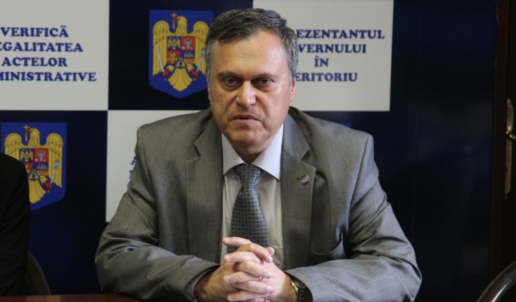 Prefectul Adrian Nicolaescu ar putea fi demis din funcție, în condițiile în care mulți reprezentanți ai autorităților din județ i-au dat bile negre