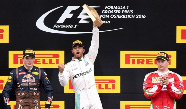 Lewis Hamilton a obținut o victorie controversată în Austria