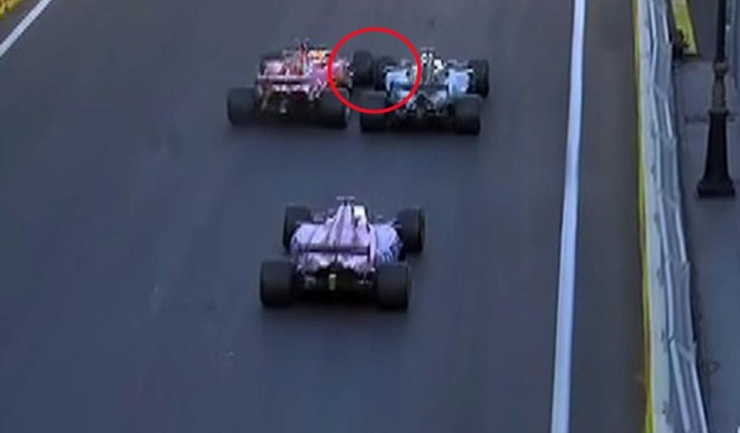 Momentul în care Vettel (stânga) intră intenționat în mașina lui Hamilton