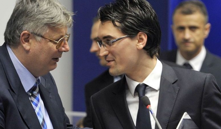Au apus vremurile când Gino Iorgulescu (președintele LPF) și Răzvan Burleanu (președintele FRF) zâmbeau atunci când se vedeau...