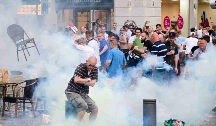 Polițiștii francezi au folosit gaze lacrimogene pentru a calma situația