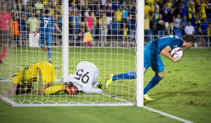 Luka Djordjevici (Zenit) exultă după golul victoriei, marcat în minutul 90+2, în timp ce israelienii sunt prăbușiți în propria poartă