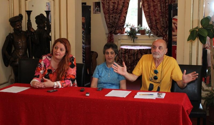 : Directorul TSC, Dana Dumitrescu, consultantul artistic al Teatrului tomitan, Anaid Tavitian și selecționerul festivalului, Doru Mareș, la conferința de presă din foaier
