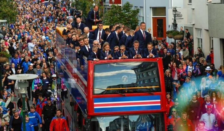 Jucătorii islandezi s-au plimbat prin capitală cu un autobuz descoperit, fiind aplaudați de zeci de mii de fani