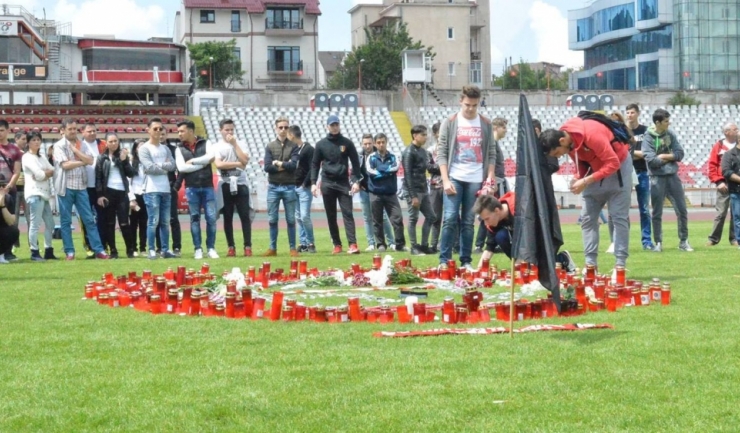 În locul unde s-a prăbușit Ekeng, suporterii și jucătorii echipelor Dinamo, FC Steaua, Concordia și Rapid au adus un ultim omagiu fotbalistului care a murit vineri seară
