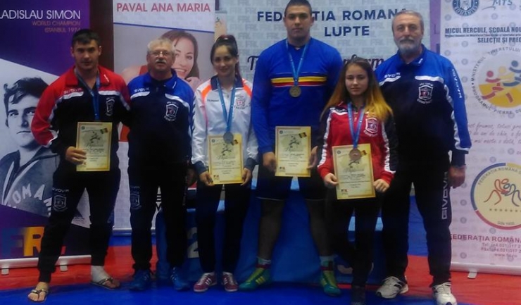 Medaliații de la Liceul cu Program Sportiv „Nicolae Rotaru” din Constanța, alături de antrenorii Ioan Giuglea și Valentin Dobrin