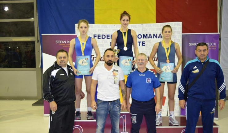 Podiumul de premiere de la categoria 51 kg, cu Cristina Pintilie (LPS „Nicolae Rotaru” Constanța) pe primul loc și Ana Maria Bunduc (CSȘ Mangalia) pe poziția a treia