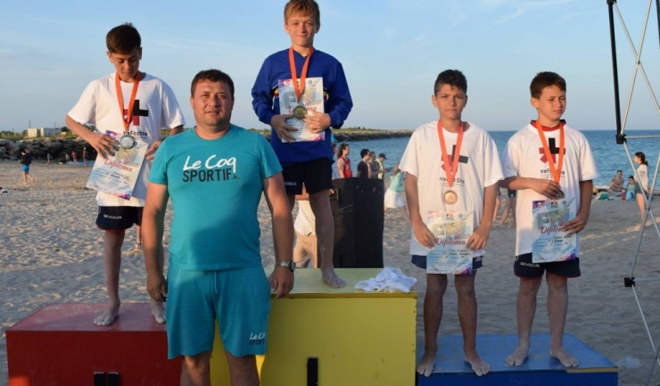 Daniel Sandu, campion național la categoria 40 kg, alături de antrenorul său de la CSȘ Mangalia, Marian Oancea